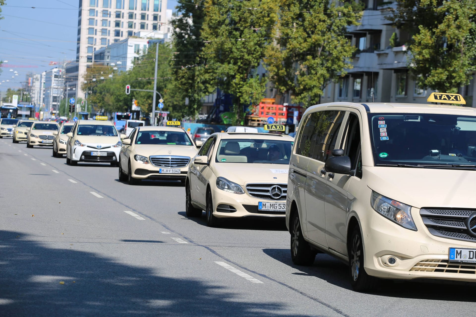 Taxis fahren in München (Archivbild): Ab sofort kann man diese auch über die App von Uber bestellen.