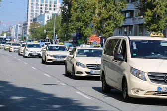 Taxis fahren in München (Archivbild): Ab sofort kann man diese auch über die App von Uber bestellen.