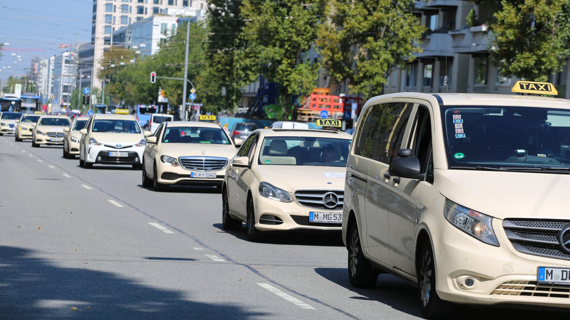 Taxis fahren in München (Archivbild): Ab sofort kann man diese auch über die App von Uber bestellen.