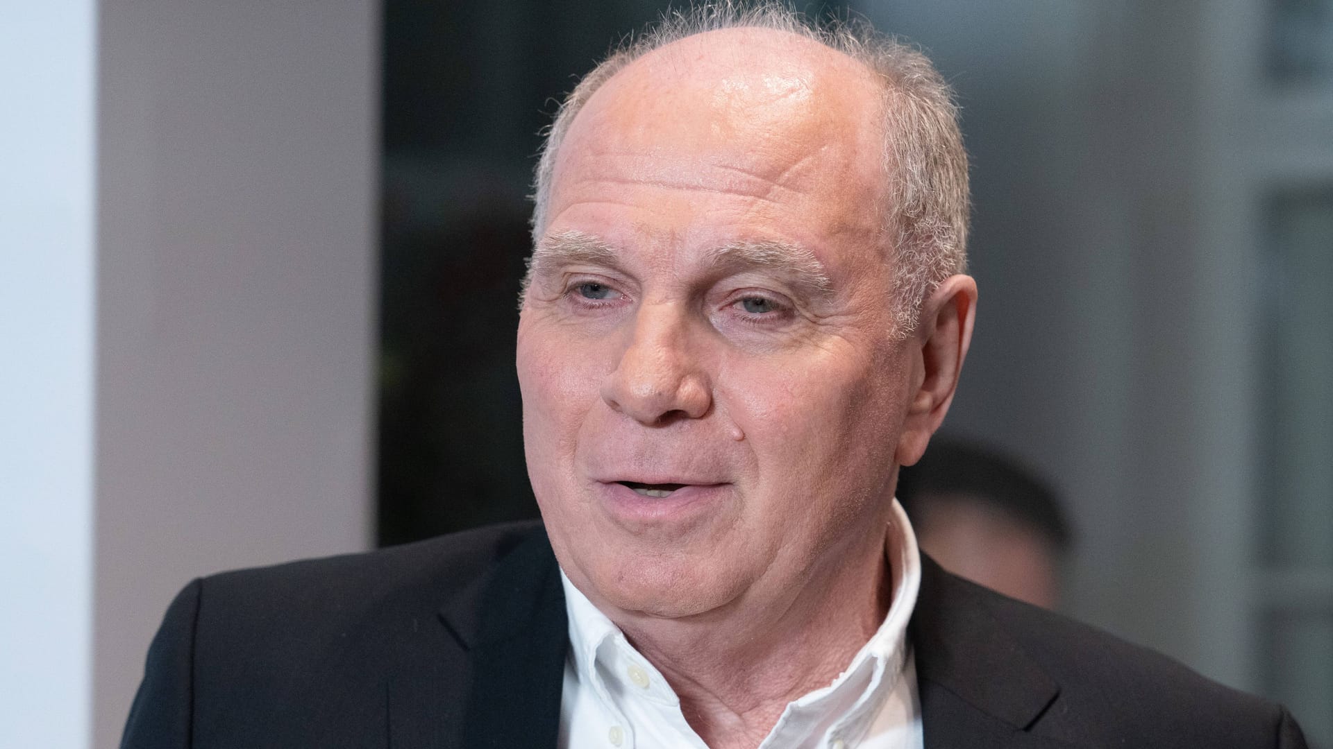 Uli Hoeneß (Archivbild): Der Bayern-Ehrenpräsident äußert sich zur Fan-Kritik.