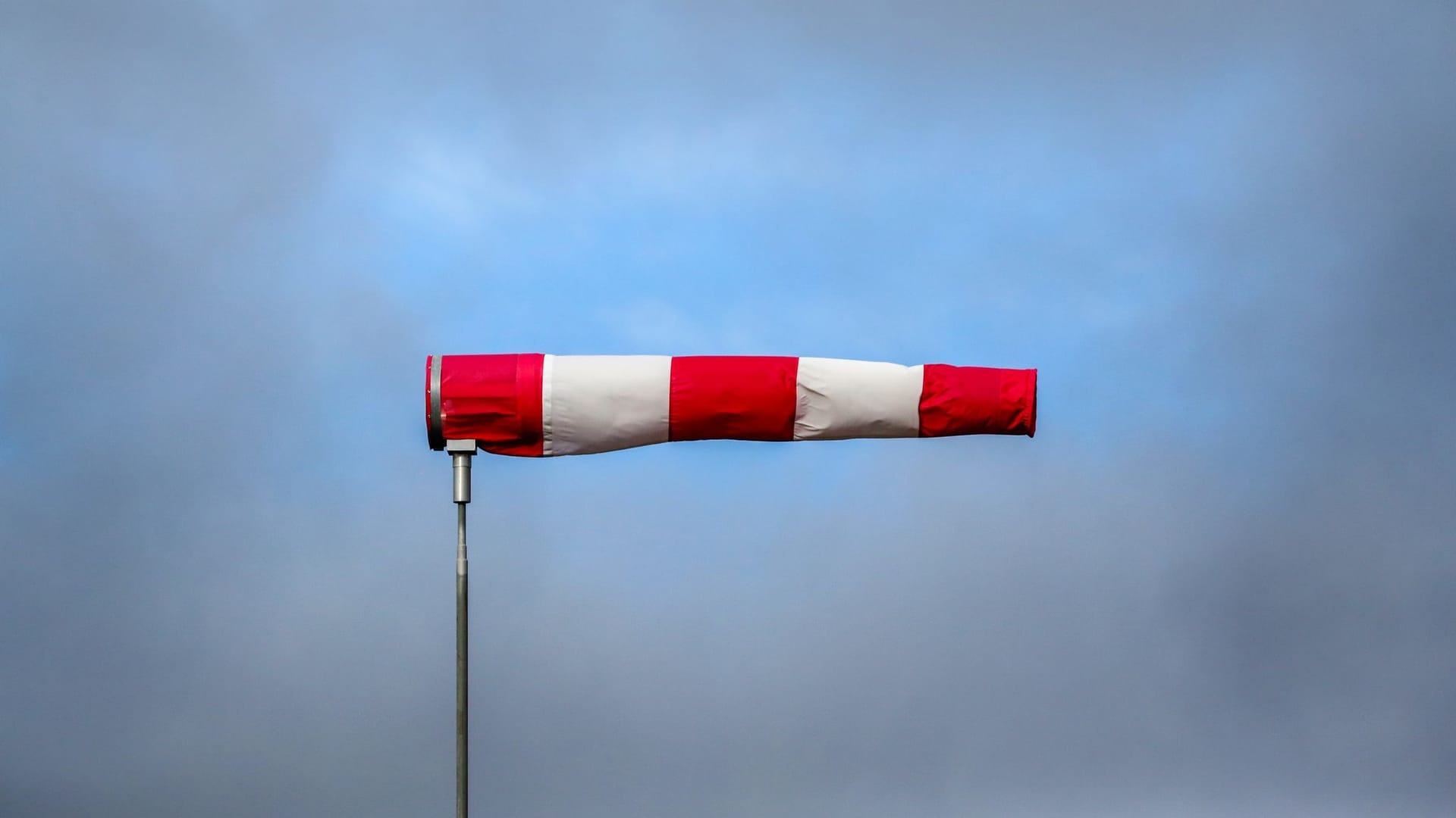 Ein Windsack steht im Sturm (Symbolbild): Sturm und Regen haben in NRW für zahlreiche Schäden gesorgt.