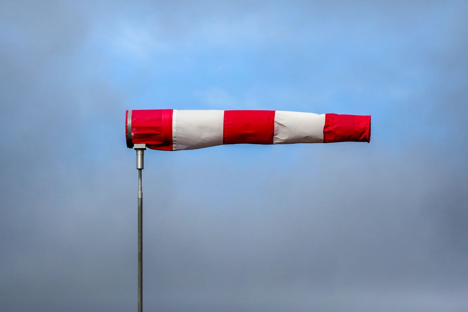Ein Windsack steht im Sturm (Symbolbild): Sturm und Regen haben in NRW für zahlreiche Schäden gesorgt.