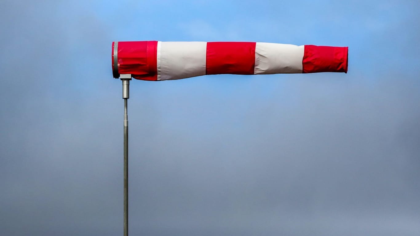 Ein Windsack steht im Sturm (Symbolbild): Sturm und Regen haben in NRW für zahlreiche Schäden gesorgt.