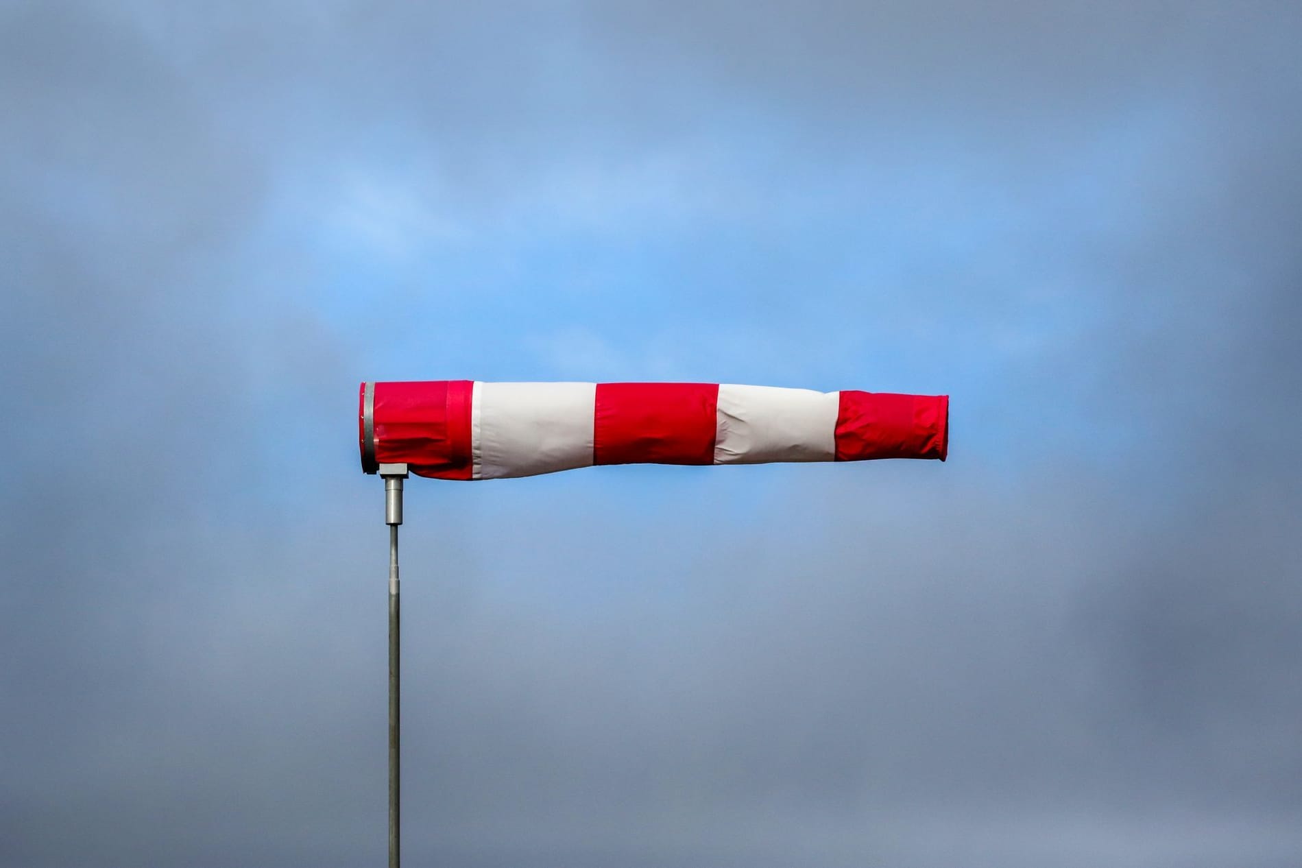 Ein Windsack steht im Sturm (Symbolbild): Sturm und Regen haben in NRW für zahlreiche Schäden gesorgt.