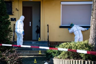Das Wohnhaus des Opfers und des mutmaßlichen Täters in Bramsche: Einsatzkräfte sichern die Spuren am Tatort.