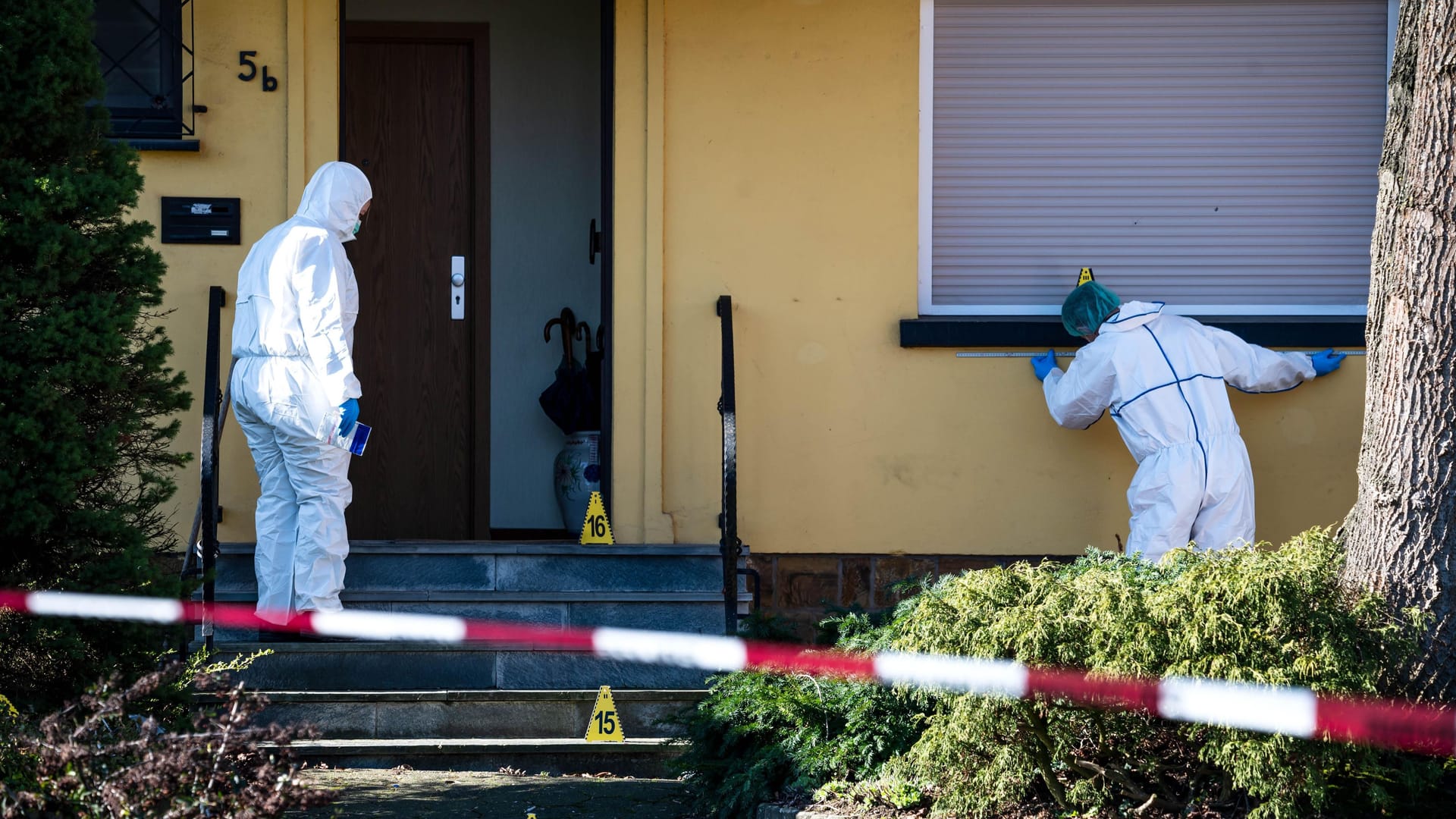 Das Wohnhaus des Opfers und des mutmaßlichen Täters in Bramsche: Einsatzkräfte sichern die Spuren am Tatort.