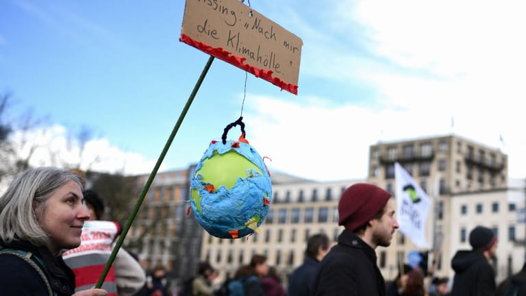 Demonstrierende am Brandenburger Tor: Morgen findet in Berlin der Klima-Volksentscheid statt.