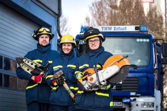 Drei Ehrenamtliche des Technischen Hilfswerks aus Erfurt vor dem Gerätekraftwagen: (v.l.n.r.) Vincent, Doreen und Peter