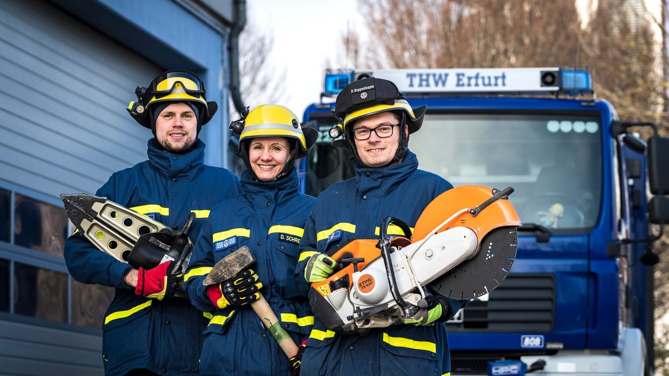 Drei Ehrenamtliche des Technischen Hilfswerks aus Erfurt vor dem Gerätekraftwagen: (v.l.n.r.) Vincent, Doreen und Peter