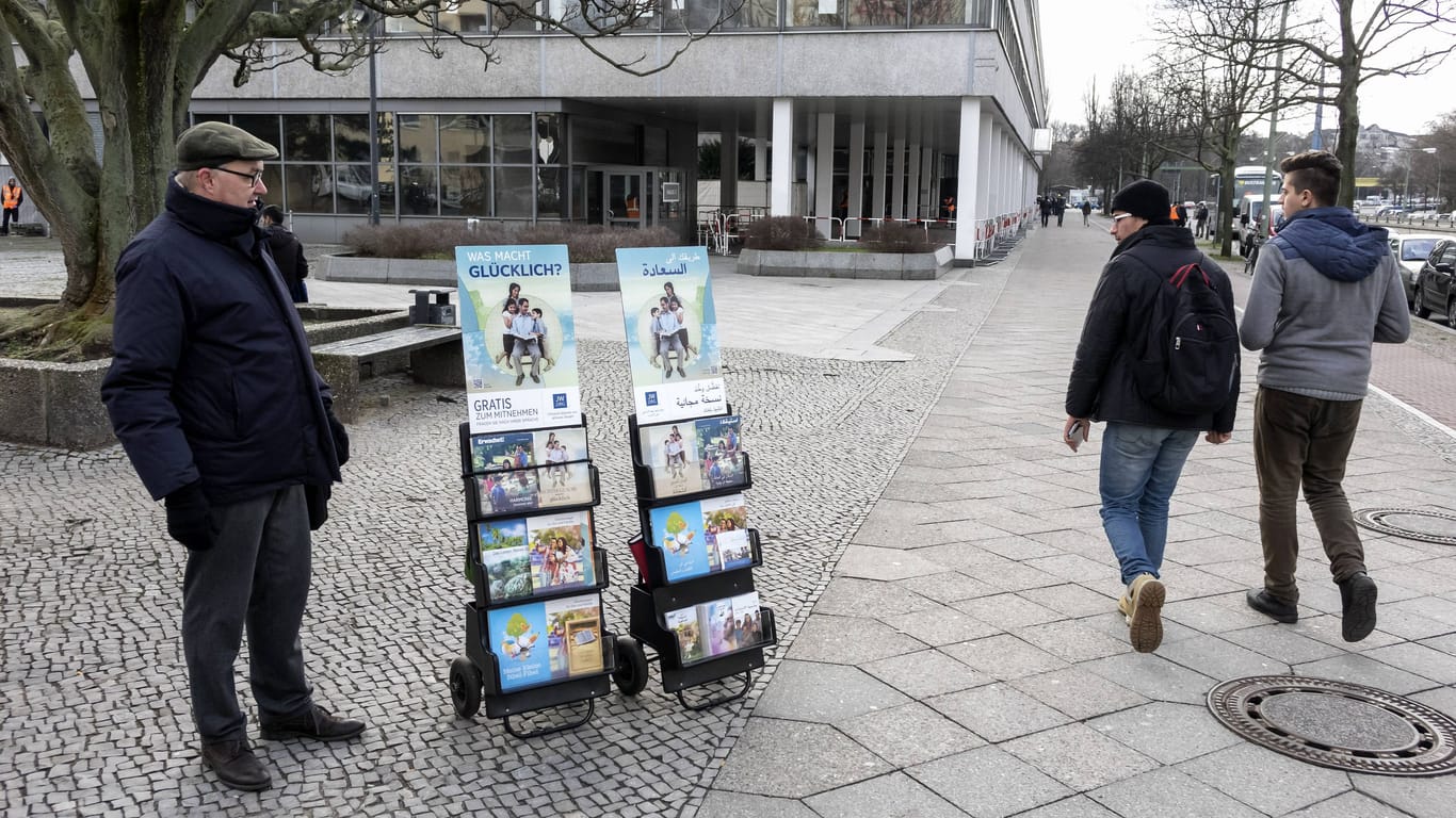 Zeuge Jehovas mit Zeitschriften in Berlin (Archivbild): Die Zeitschriften sind als zentrale Kommunikationsmittel der Glaubensgemeinschaft.