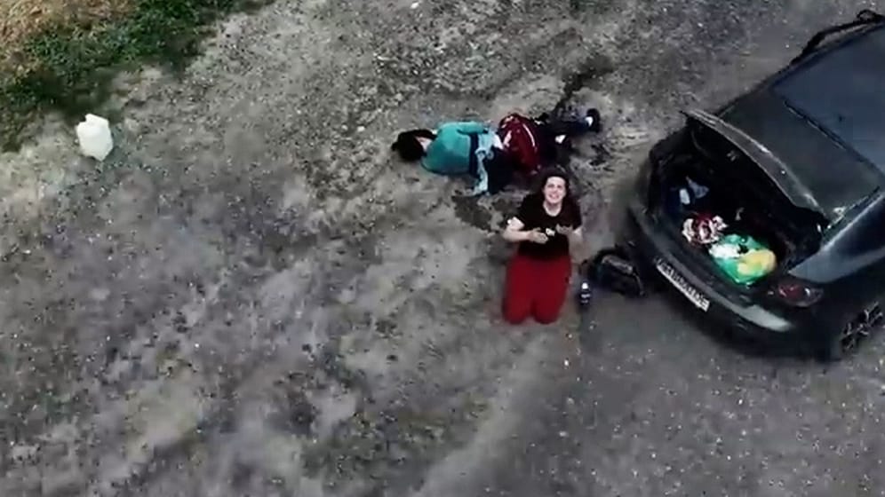 Zivilisten unter russischem Beschuss: Diese Aufnahmen zeigen eine spektakuläre Rettungsaktion mit einer Drohne.