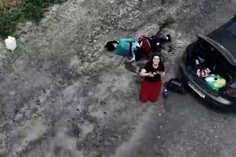 Zivilisten unter russischem Beschuss: Diese Aufnahmen zeigen eine spektakuläre Rettungsaktion mit einer Drohne.
