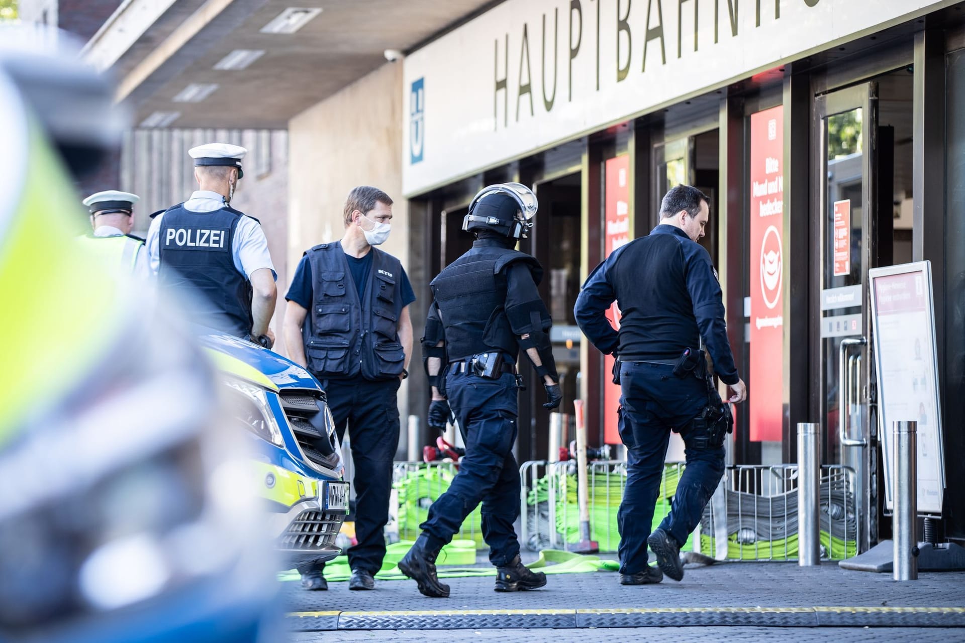 Bahnhof in Düsseldorf (Symbolbild): Einsatzkräfte der Polizei betreten den Hauptbahnhof.