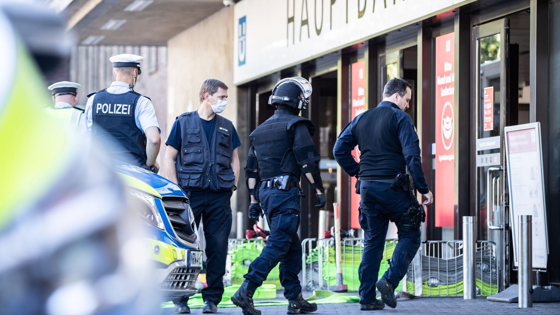 Bahnhof in Düsseldorf (Symbolbild): Einsatzkräfte der Polizei betreten den Hauptbahnhof.