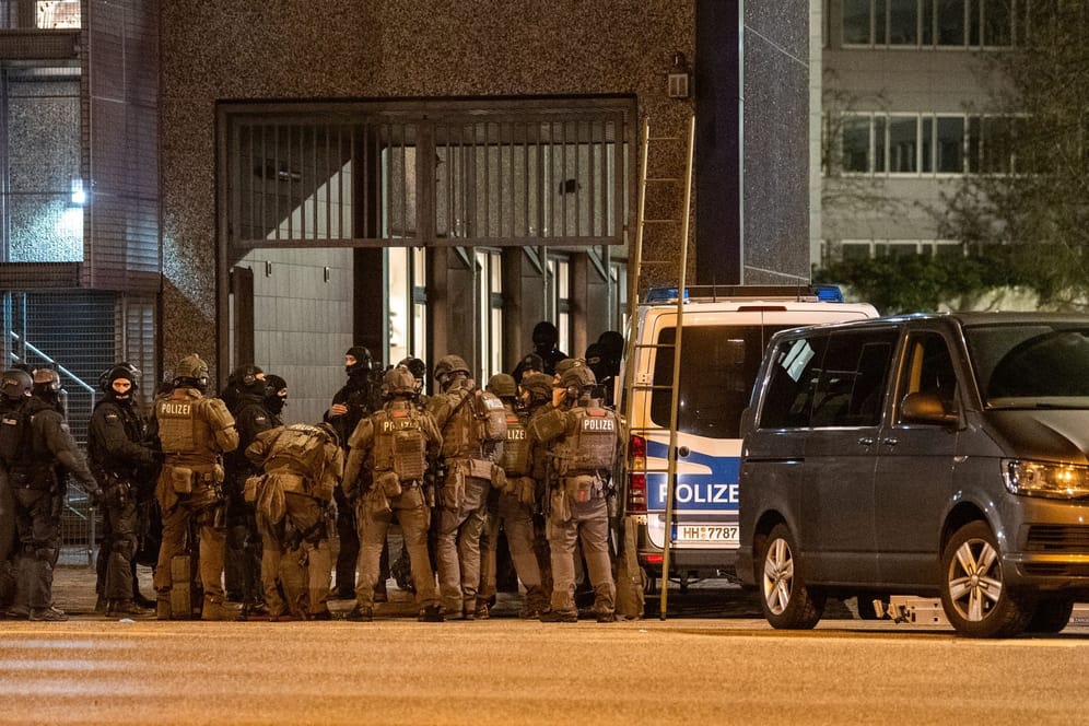 Polizisten sind in Hamburg im Einsatz: Bei Schüssen in Hamburg sind am Donnerstagabend mehrere Menschen getötet und einige Personen verletzt worden.