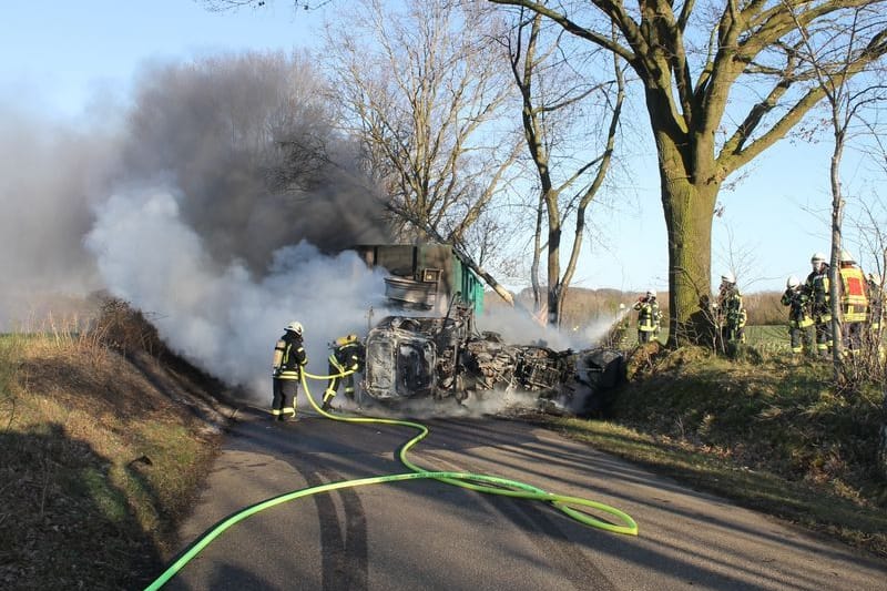 Ein Traktor in Vollbrand (Archivfoto): 45 Einsatzkräfte waren vor Ort.