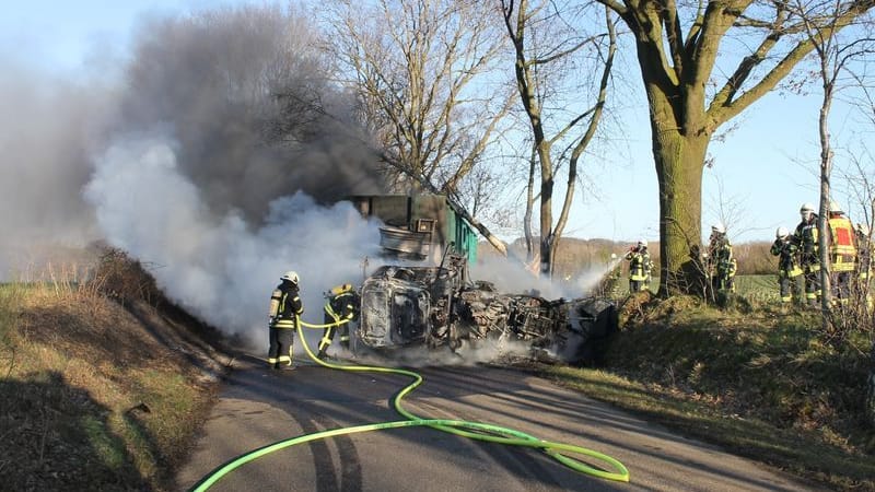 Ein Traktor in Vollbrand (Archivfoto): 45 Einsatzkräfte waren vor Ort.