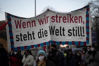 "Wenn wir streiken, steht die Welt still": Frauen demonstrieren in München am Weltfrauentag.