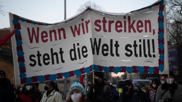"Wenn wir streiken, steht die Welt still": Frauen demonstrieren in München am Weltfrauentag.