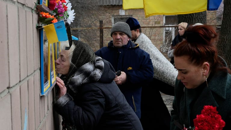 Eine Ukrainerin gedenkt ihres Enkels, der von russischen Soldaten umgebracht wurde.
