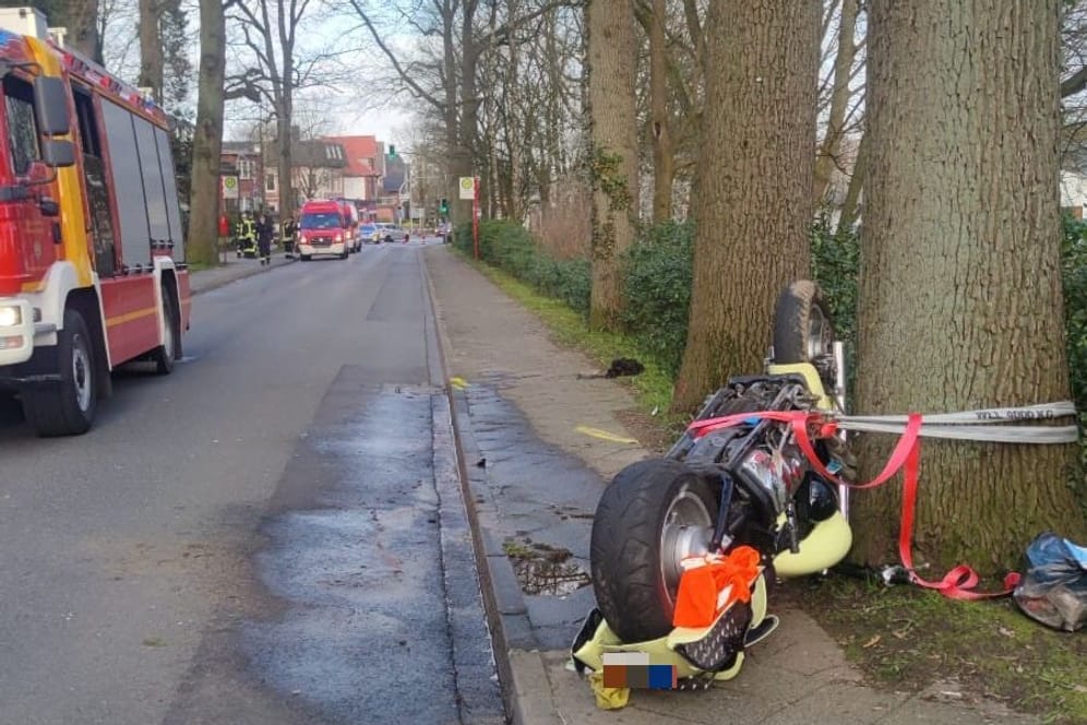 Die Unfallstelle an der Buxtehude Apensener Straße: Für den Motorradfahrer kam jede Hilfe zu spät.