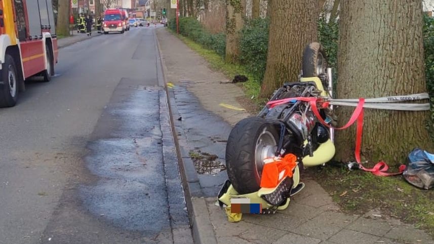 Die Unfallstelle an der Buxtehude Apensener Straße: Für den Motorradfahrer kam jede Hilfe zu spät. Die Unfallstelle an der Buxtehude Apensener Straße: Für den Motorradfahrer kam jede Hilfe zu spät.