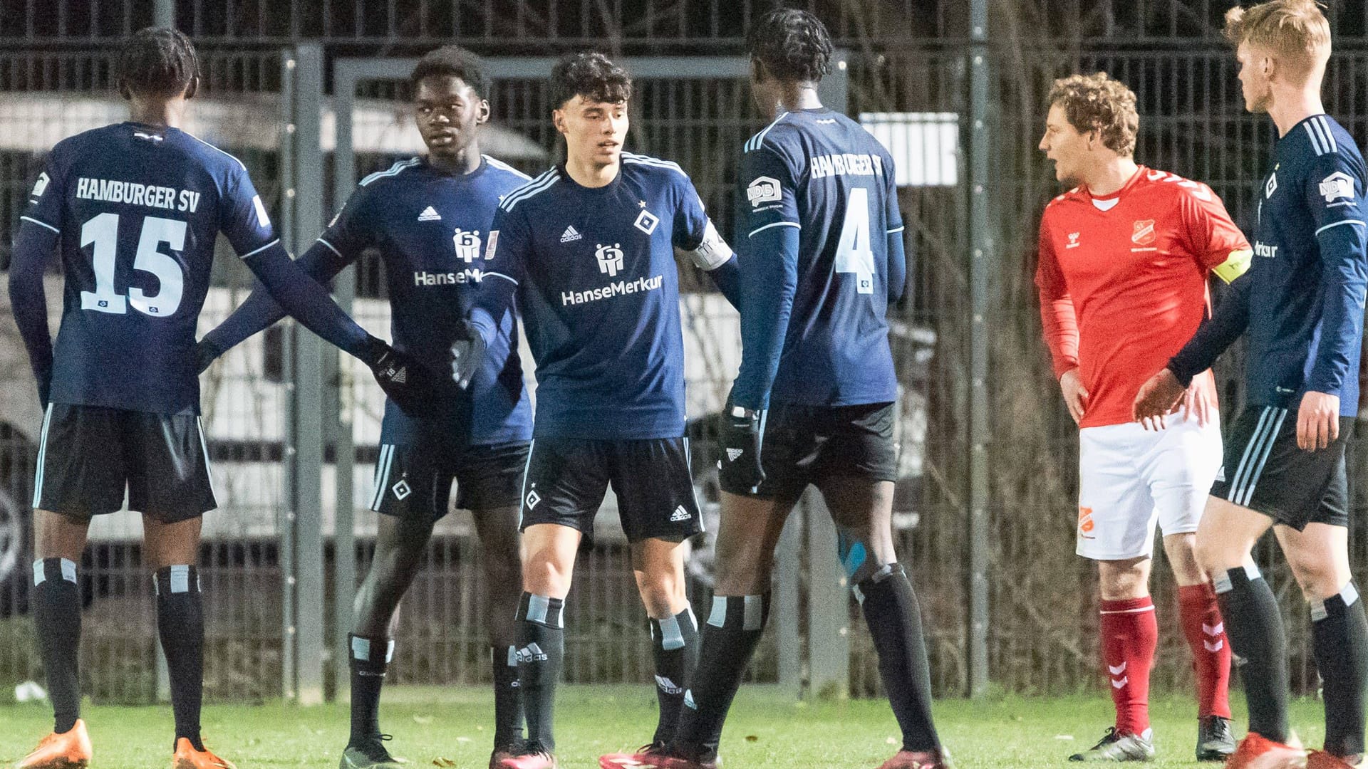 Szene aus dem Spiel der HSV-U17 gegen Eichede. Während der Partie gab es einen Schreckmoment. Szene aus dem Spiel der HSV-U17 gegen Eichede. Während der Partie gab es einen Schreckmoment.