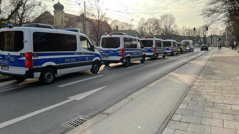 Polizeiwagen stehen aufgereiht vor der Veranstaltung am Nockherberg.