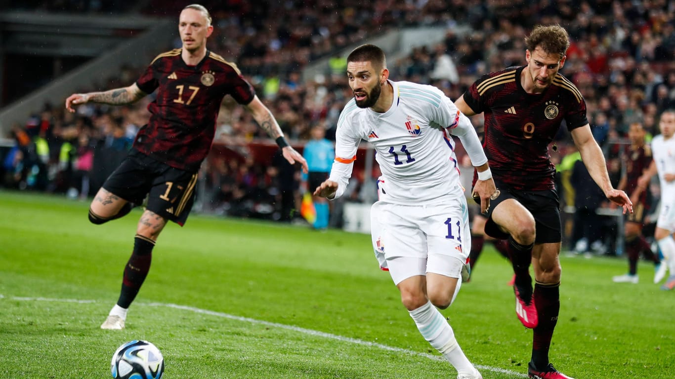 Yannick Carrasco (m.) dribbelt sich an Marius Wolf (l.) und Leon Goretzka vorbei.