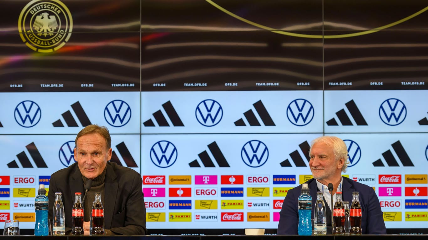 Hans-Joachim Watzke (l.) bei der gemeinsamen Pressekonferenz mit Rudi Völler.