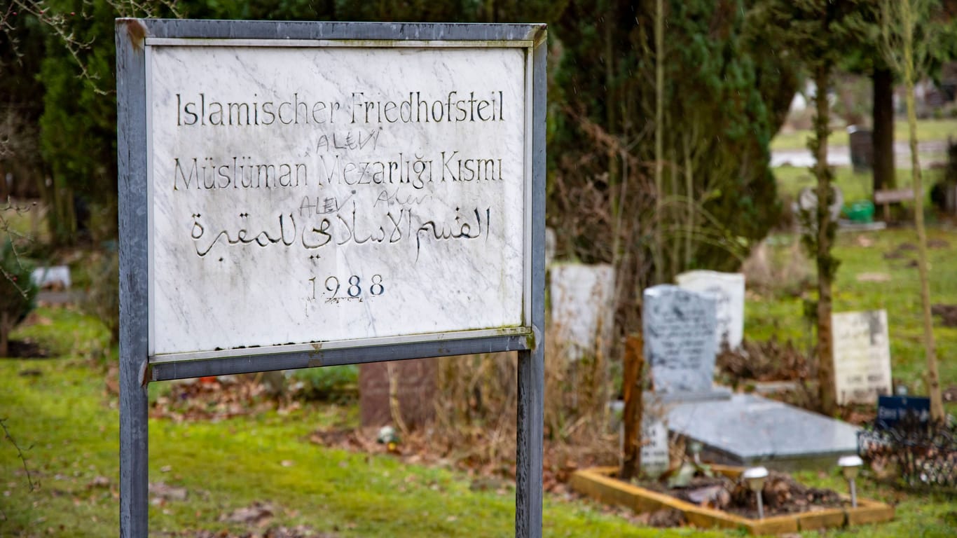 Das Eingangsschild zum islamischen Teil des Landschafts-Friedhofs Gatow in Berlin.
