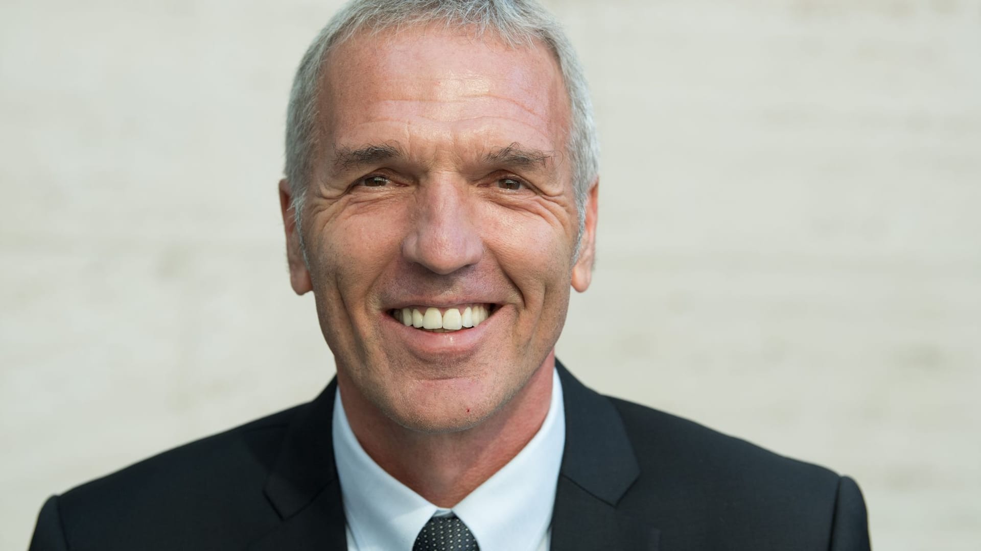 Ernst Middendorp ist wieder in Deutschland: Der SV Meppen hat ihn Verpflichtung.