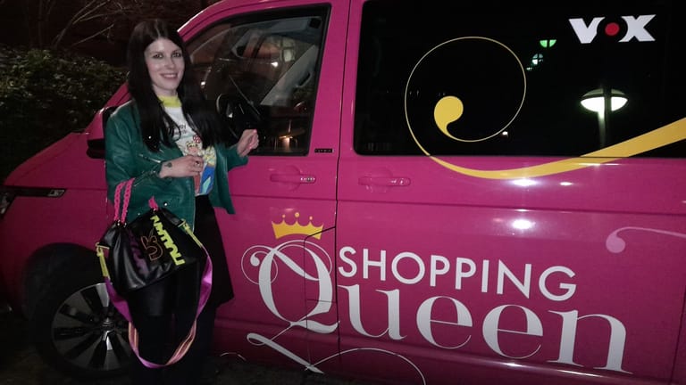 Ich vor dem pinken Shopping-Mobil: Der gehört zu jeder Folge von "Shopping Queen" dazu.