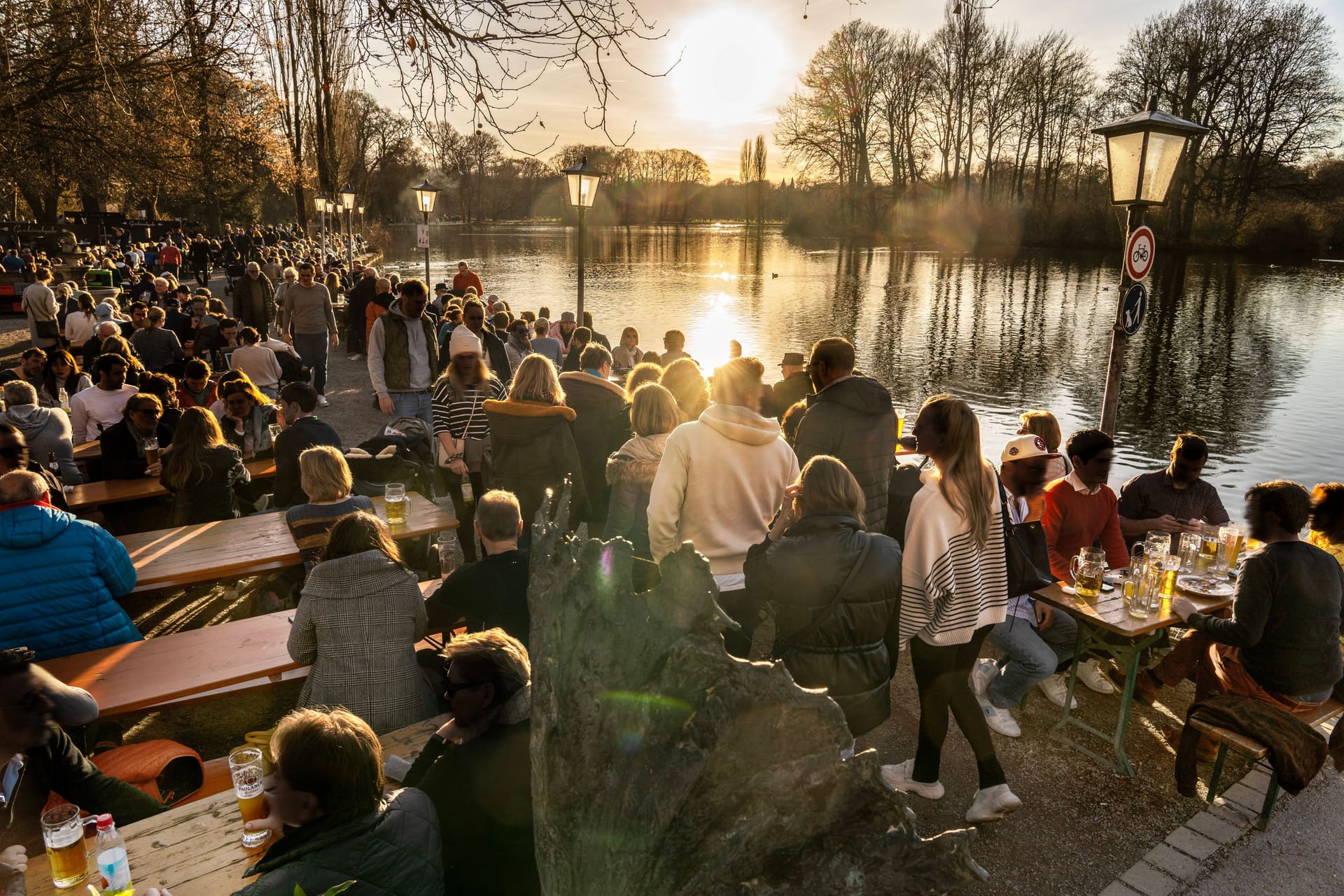 Menschen in Münchner Biergarten (Archivbild): Am Wochenende wird es mild.