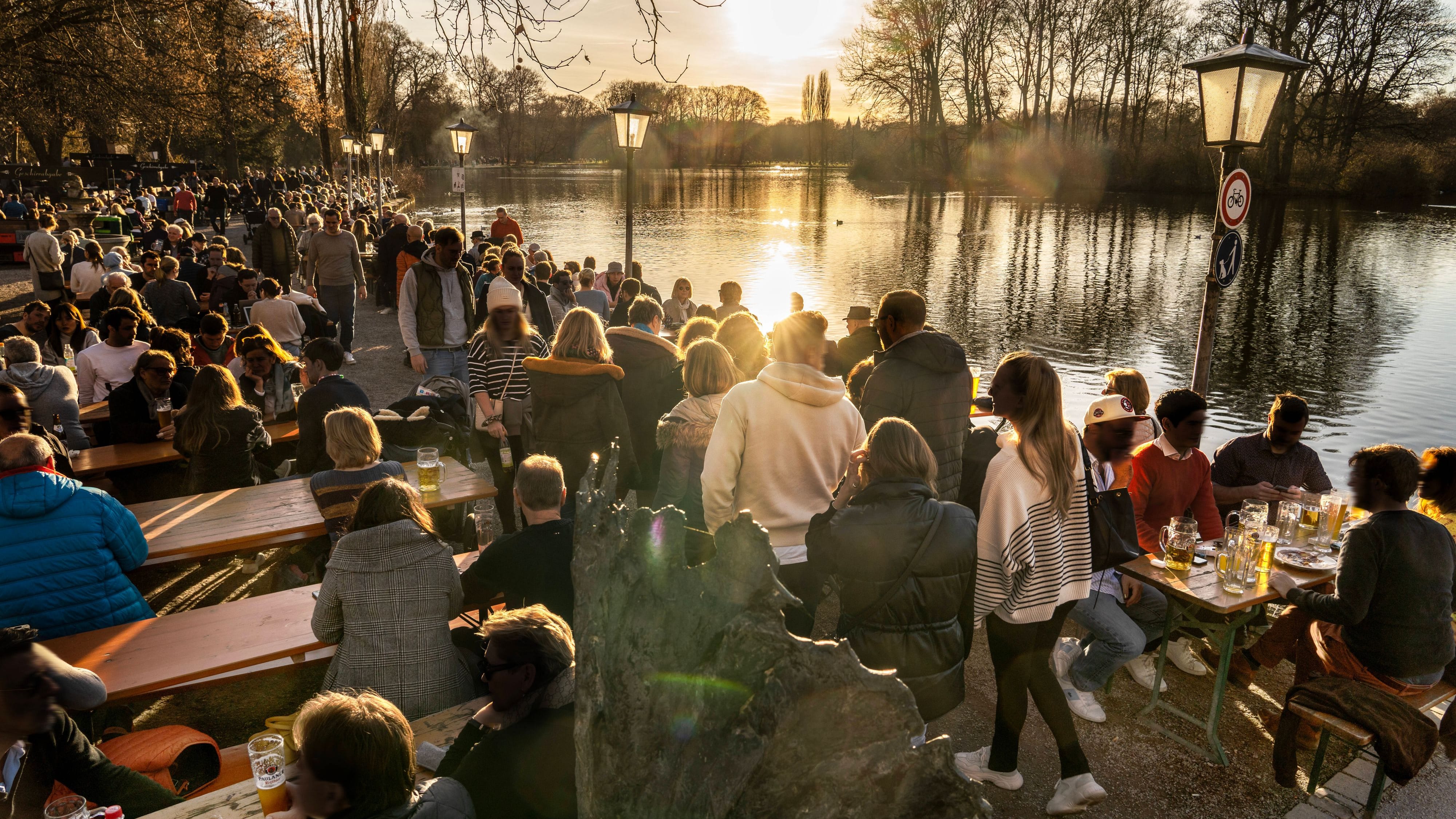 Menschen in Münchner Biergarten (Archivbild): Am Wochenende wird es mild.