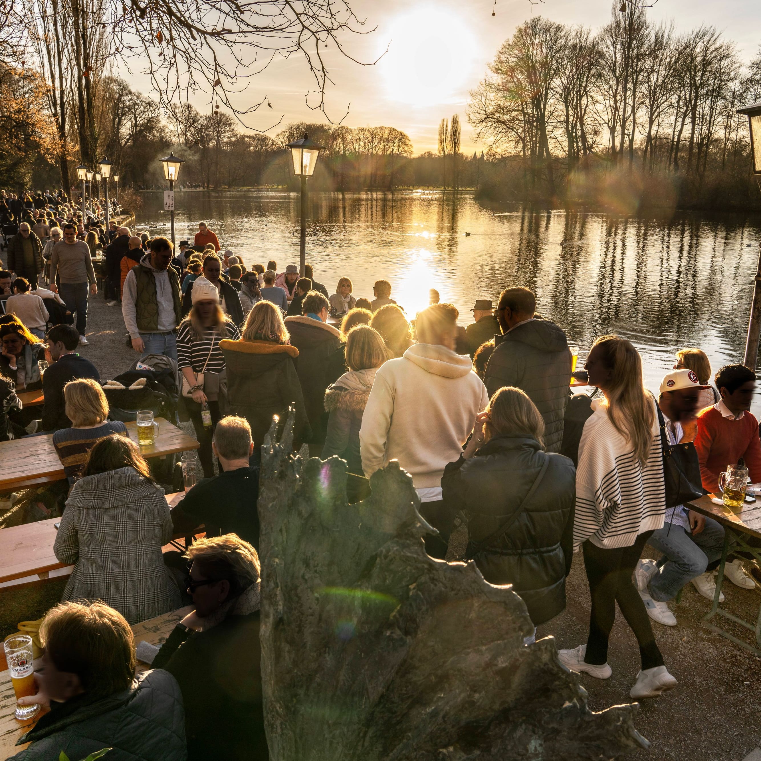 Menschen in Münchner Biergarten (Archivbild): Am Wochenende wird es mild.