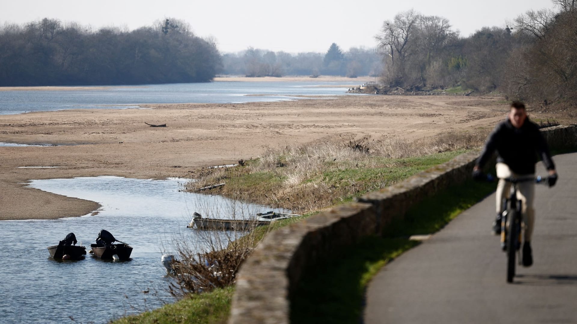 An der Loire sind Sandbänke sichtbar: Grund für die Winterdürre sind blockierende Hochdruckgebiete über Westeuropa.