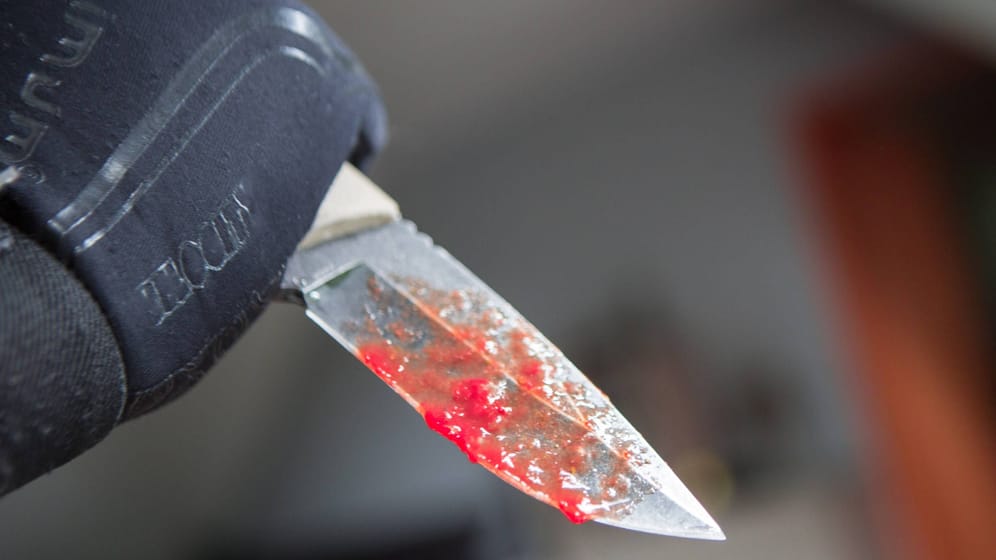 Blutiges Messer in einer Hand (Symbolbild): Ein Mann hatte in einem Bunker seine Exfreundin erstochen.
