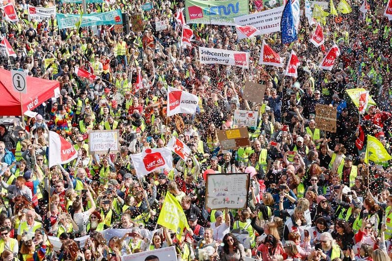 Beim Warnstreik des öffentlichen Diensts nahmen Tausende Menschen an einer Kundgebung auf dem Nürnberger Kornmarkt teil.