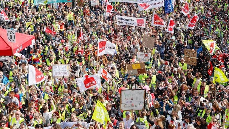 Beim Warnstreik des öffentlichen Diensts nahmen Tausende Menschen an einer Kundgebung auf dem Nürnberger Kornmarkt teil.