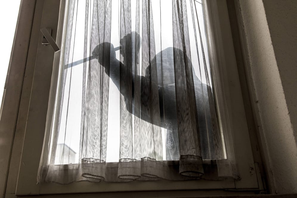 Wohnungseinbruch (Symbolbild): Eine alte Frau wurde in ihrer Wohnung überfallen.