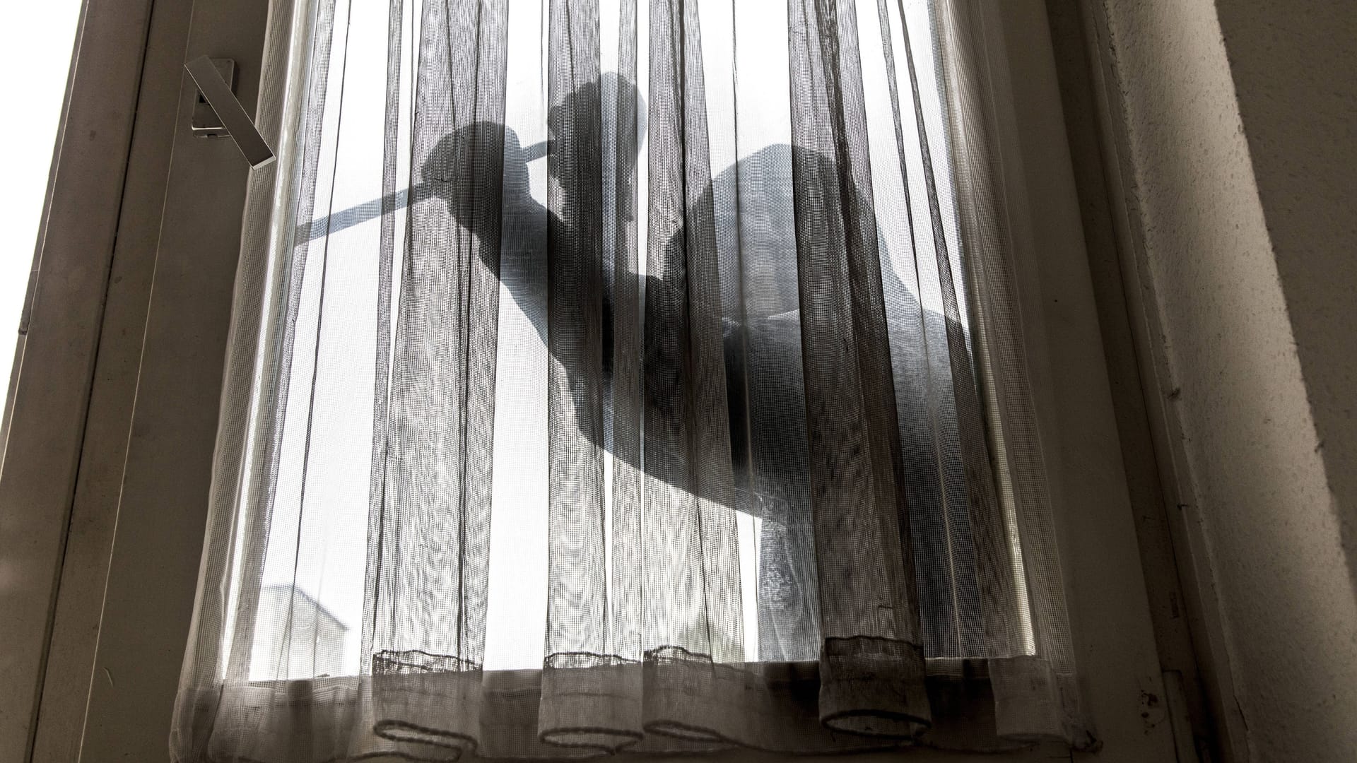 Wohnungseinbruch (Symbolbild): Eine alte Frau wurde in ihrer Wohnung überfallen. Wohnungseinbruch (Symbolbild): Eine alte Frau wurde in ihrer Wohnung überfallen.