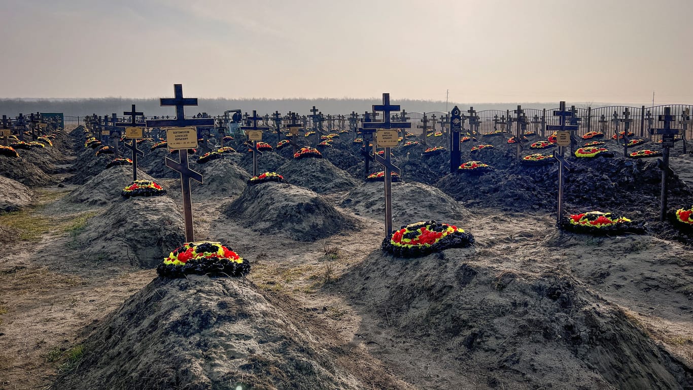 Gräber von Wagner-Söldnern Ende Januar in der russischen Region Krasnodar: Beobachter gehen davon aus, dass eine hohe Zahl der rekrutierten Gefängnisinsassen gefallen ist.