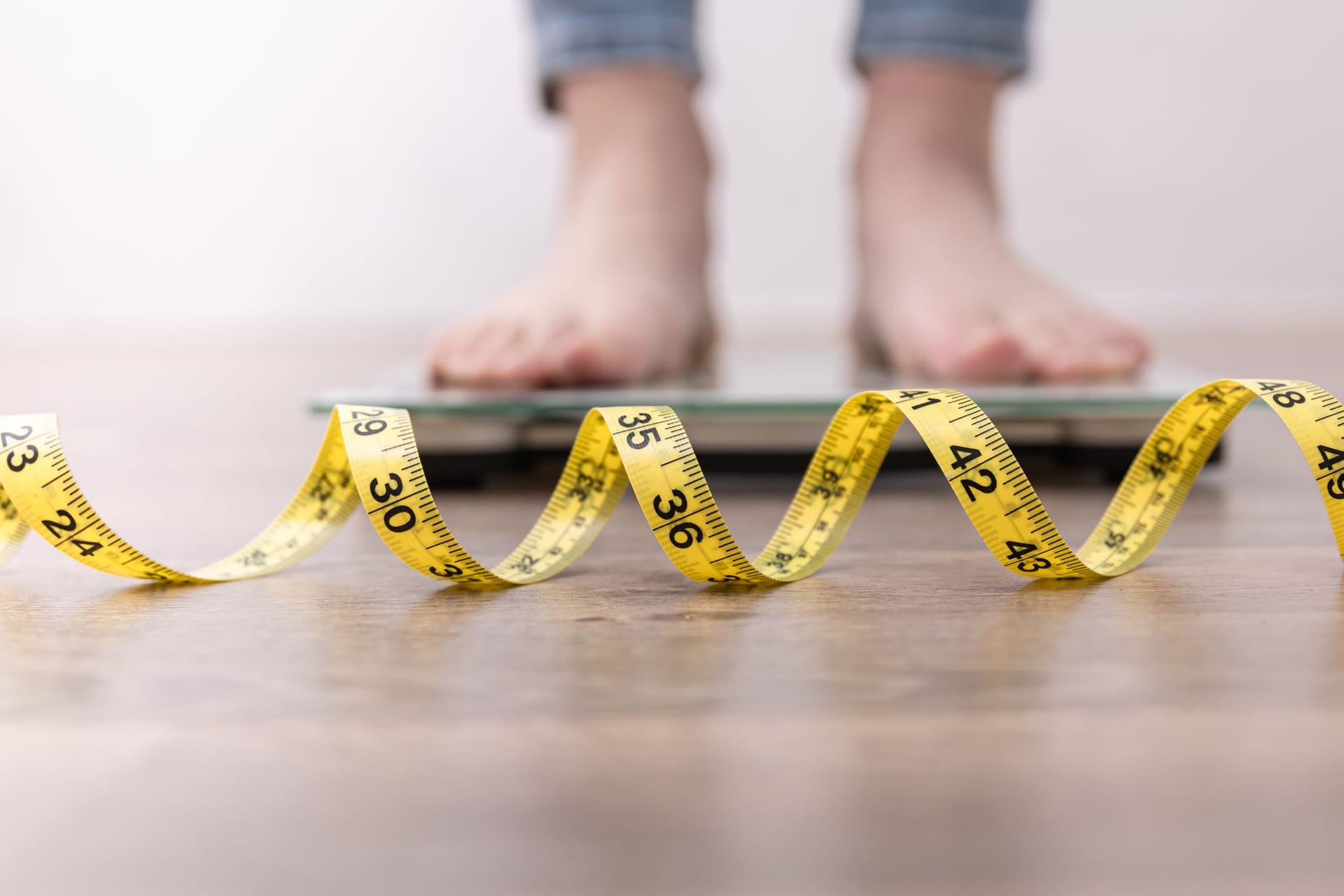 Neben dem BMI ist auch der Fettanteil des Bauches zu berücksichtigen, da ein hoher Anteil an Bauchfett mehr gesundheitliche Risiken birgt als Körperfett an anderen Stellen. Ein Bauchumfang von 102 cm bei Männern und 88 cm bei Frauen deutet auf ein stark erhöhten Anteil an Bauchfett hin.