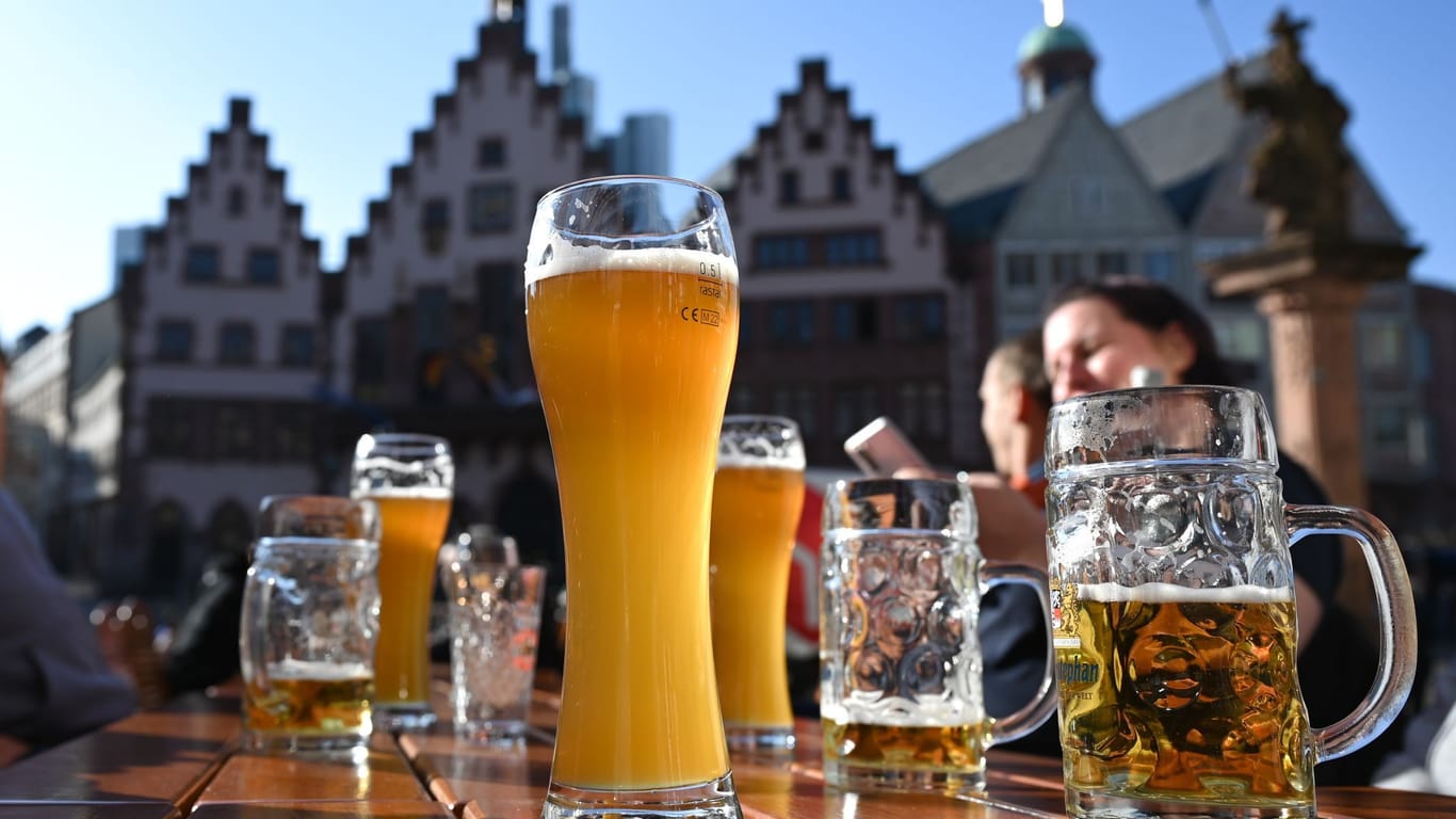 Biergläser vor dem Frankfurter Römer: Ein Hormon soll dabei helfen, schnellere nüchterner zu werden.