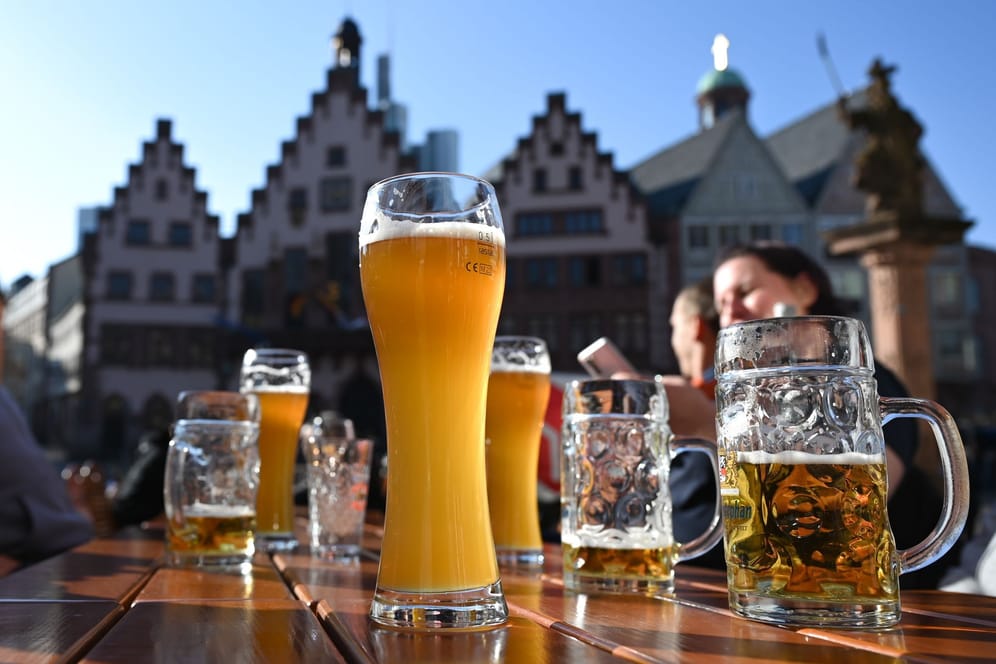 Biergläser vor dem Frankfurter Römer: Ein Hormon soll dabei helfen, schnellere nüchterner zu werden.