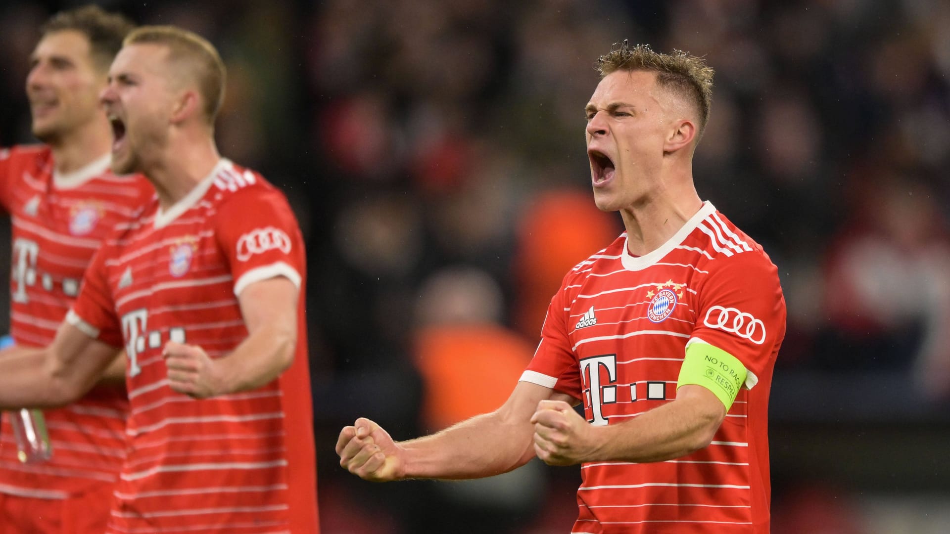 Joshua Kimmich (r.) feiert den Bayern-Sieg: Der Erfolg gegen PSG hielt die Titelhoffnungen der Bayern am Leben.