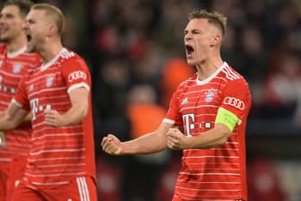 Joshua Kimmich (r.) feiert den Bayern-Sieg: Der Erfolg gegen PSG hielt die Titelhoffnungen der Bayern am Leben.