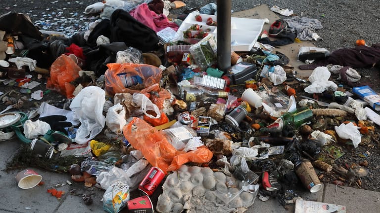 Abfall um einen überfüllten Mülleimer: So sollen Straßen und Parks in Zukunft nicht mehr aussehen.