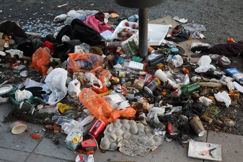 Abfall um einen überfüllten Mülleimer: So sollen Straßen und Parks in Zukunft nicht mehr aussehen.
